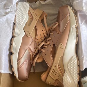 Nike WMNS Air Huarache Run Se